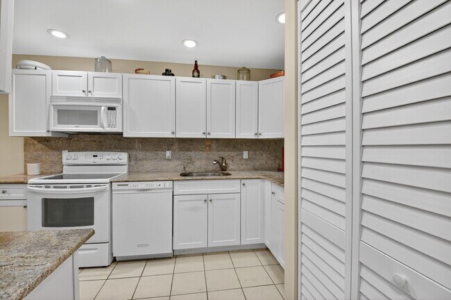 Photo - 7 Southport Ln Unit E