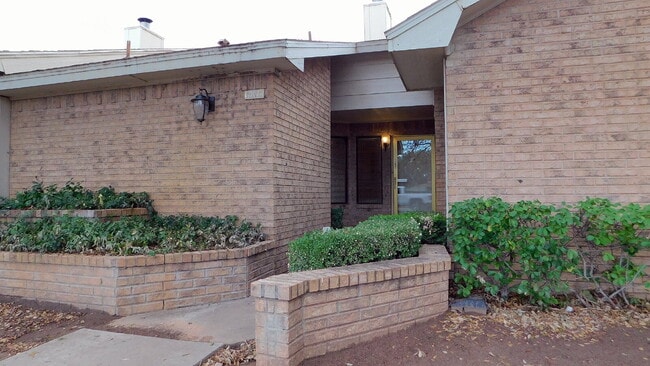 Building Photo - Beautiful Townhouse off Frankford!