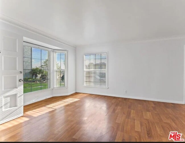 Building Photo - 5913 Overhill Dr Unit 1