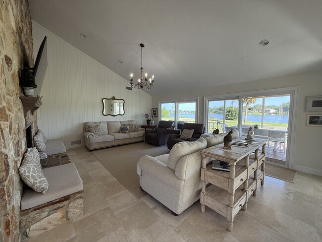 Photo - 245 E Lakeview St