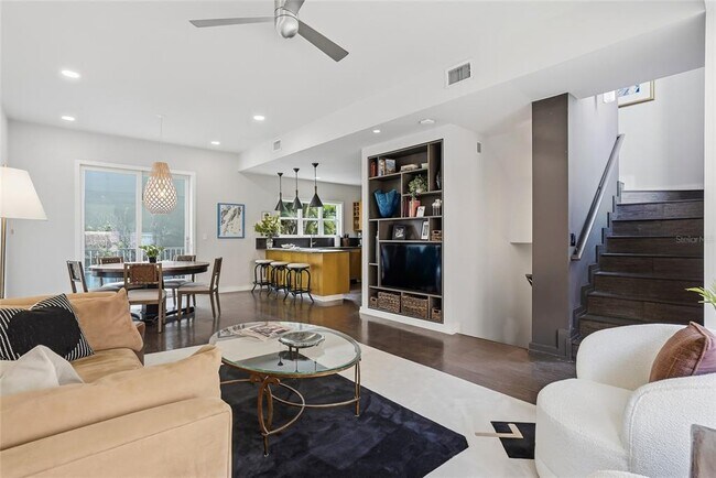 Photo - 106 Fareham Pl N