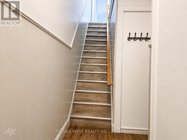 Photo - 321 Caledonia Rd