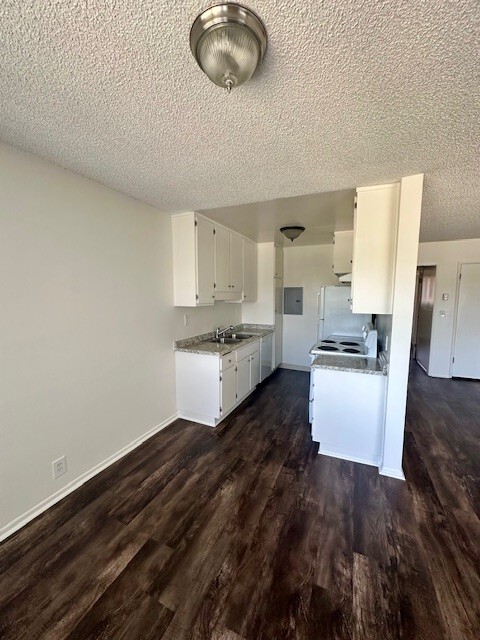 Building Photo - 2680 S Barrington Ave Unit 201