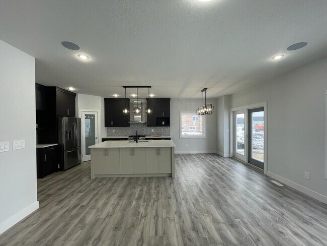 Photo - 547 Kalra St.