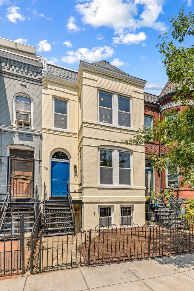 39 New York Ave NW Unidad 1 Upstairs