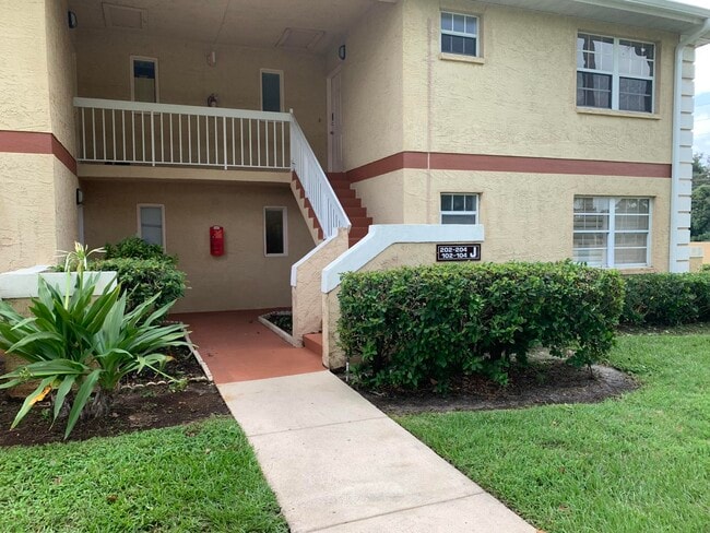 Building Photo - 1542 SE Royal Green Cir Unit 104 Rental