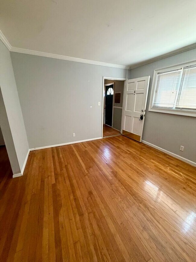 1 BEDROOM 1 BATHROOM UNIT IN VIRGINIA HIGHLANDS!!!