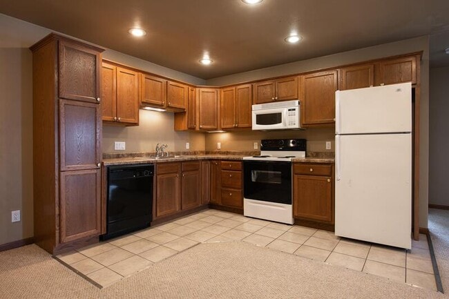 Building Photo - 830 E Elm Dr