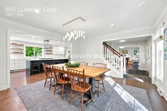 Photo - 805 Llanelly Ln