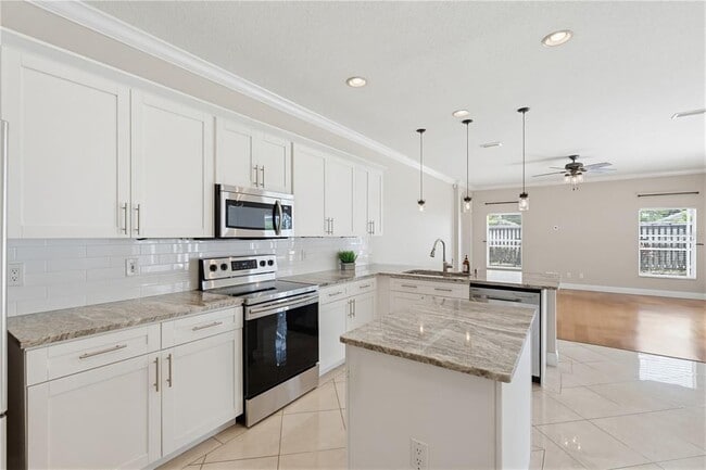 Photo - 10115 Kingsbridge Ave