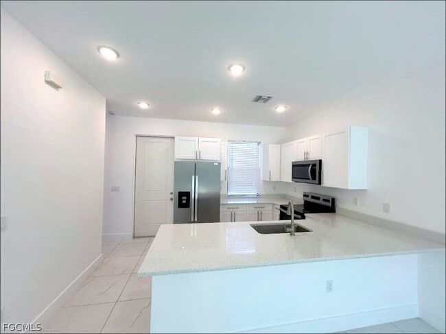 Building Photo - 674 Chemstrand St E