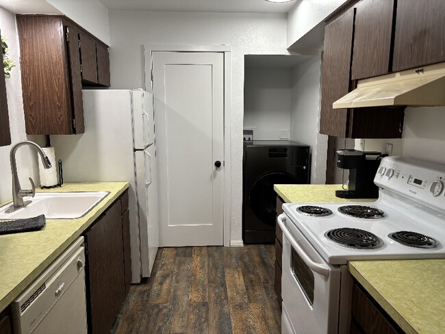 Building Photo - 308 W 6th St Rental