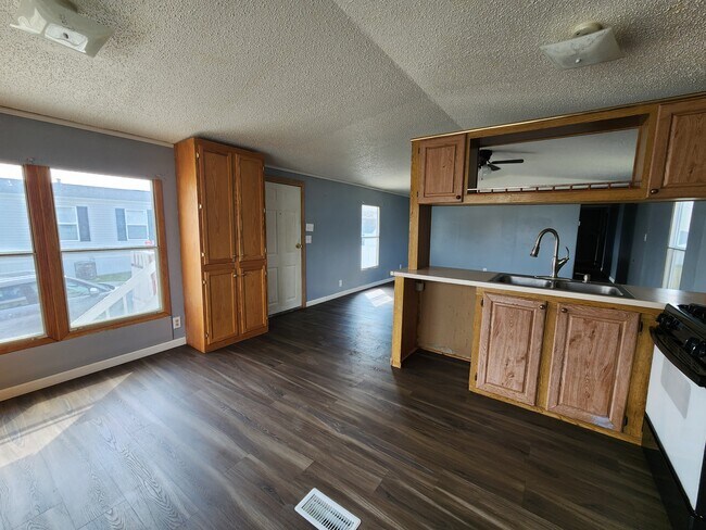 Photo - 700 W Ridgeway Ave