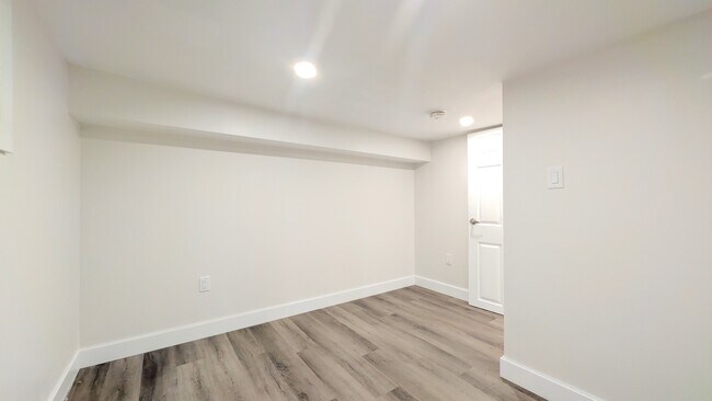 Photo - 1227 Gladstone Ave Unit Lower