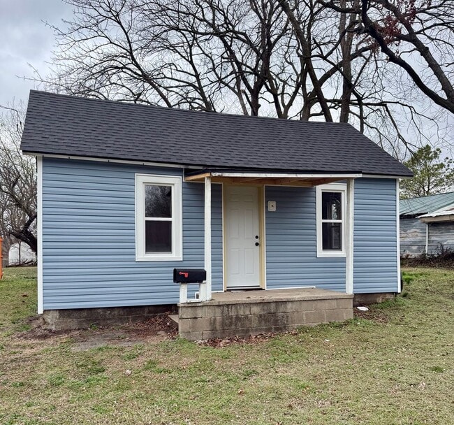 Building Photo - Available now! – 2 Bed / 1 Bath Home in Nevada, MO