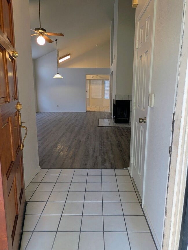 Photo - 2325 E Lakecrest Dr