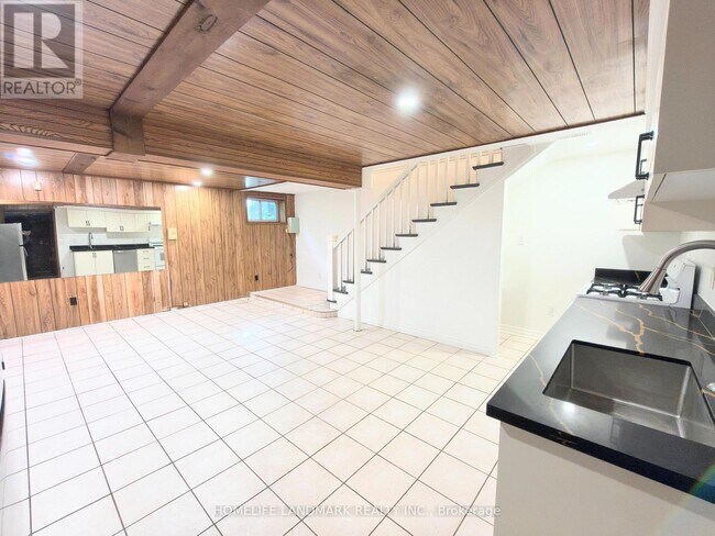 Photo - 100 Kingslake Rd