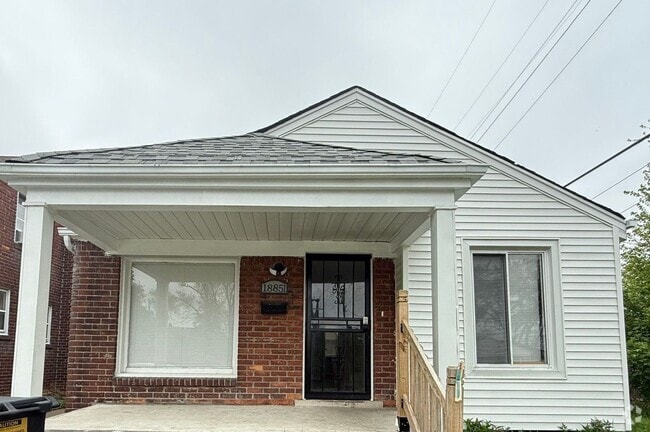 Building Photo - Renovated 3-Bedroom Home – We Welcome Sect...