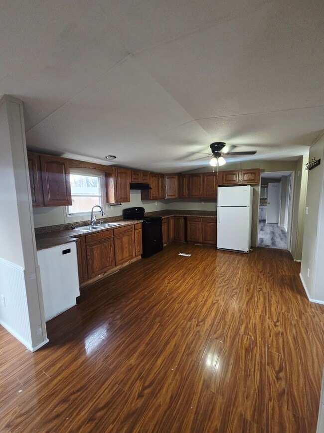 Building Photo - 3 bedroom, 2 bath Mobile Home in Yorktowne