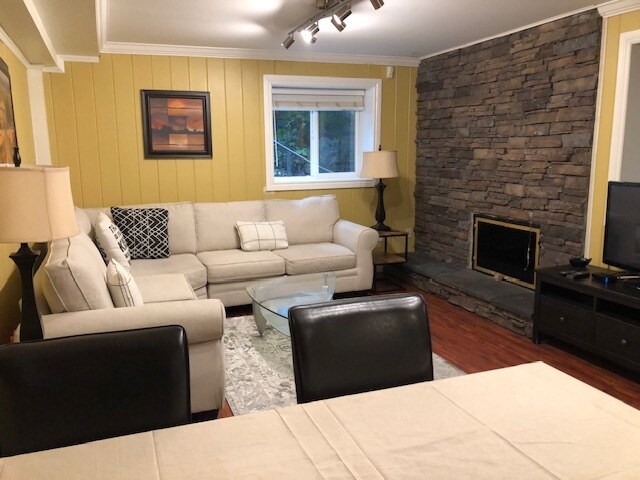 SALON - 430 Newlands Rd Unité FURNISHED SUITE