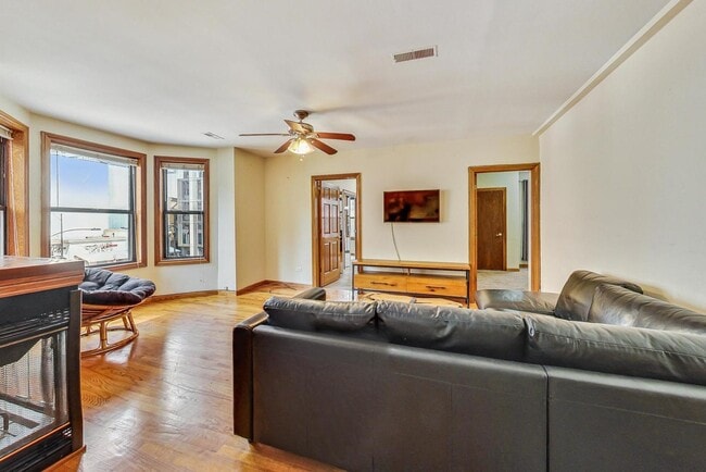 Photo - 838 N State St Unidad 2