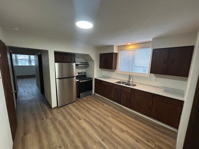 Building Photo - 2905 Burden Ave Unit 2905.5 Burden