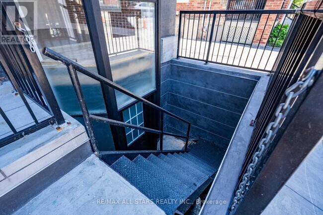 Photo - 6395 Main St