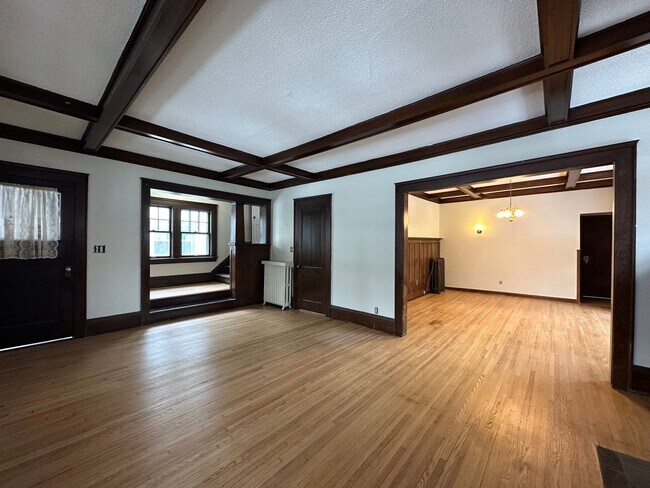 Photo - Charming 5 Bedroom House in St.Paul!