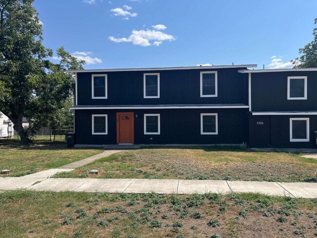 Building Photo - Two Bed/One Bath with Laundry Hook Ups Unit #201 Rental