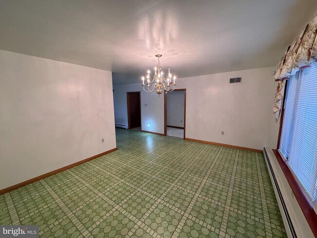 Photo - 1305 Hawthorne Ln