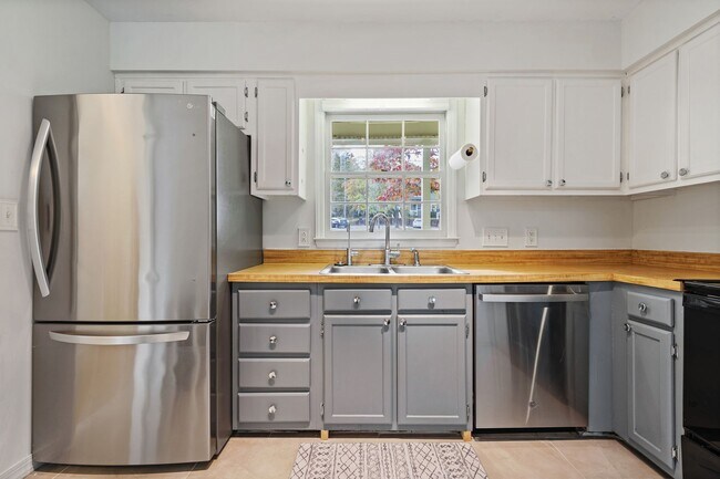 Photo - Park Flex Stays-Woodcroft Furnished Townhome! Utilities included - Available for variable term le...