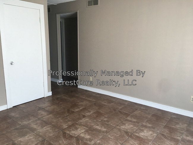 Photo - 2105 St John Ave
