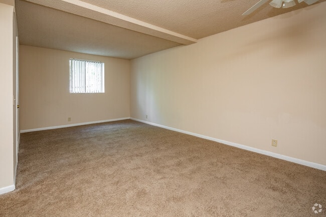 1BR, 1BA - 700SF - Living Room