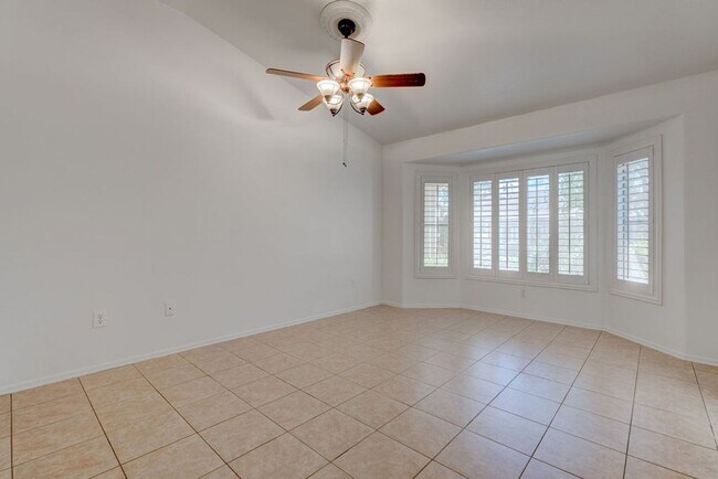 Building Photo - Beautiful 2 Bedroom Home Backing to Greenbelt