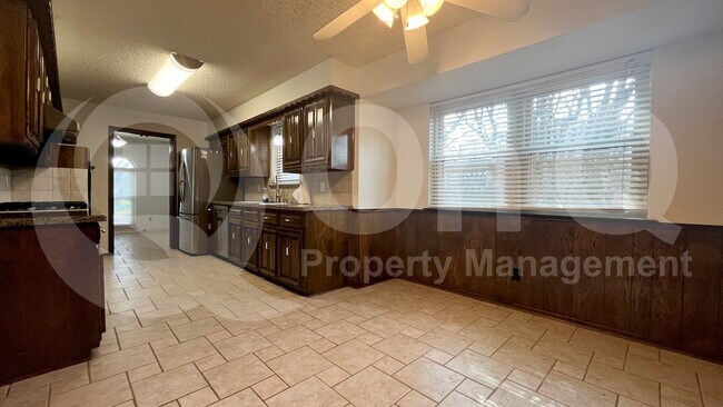 Photo - 1305 Guildford St