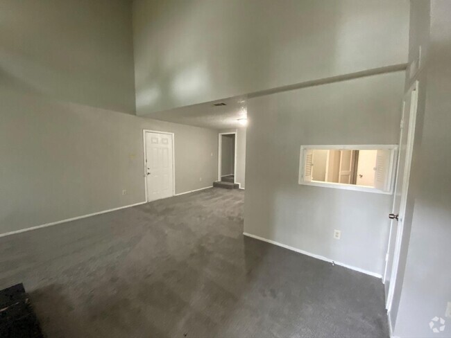 Building Photo - Spacious Loft in Gated Community!