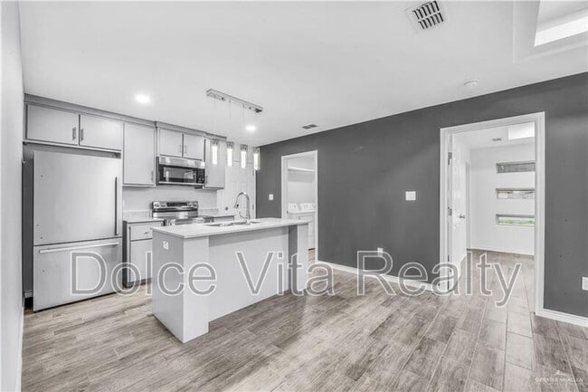 Building Photo - 1001 W Sunset Valley St Unit Sunset#4