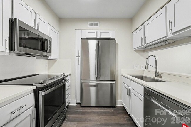 Building Photo - 300 S Cedar St