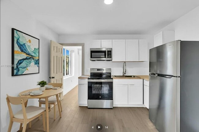 Building Photo - 709 SW 4th Ct Unit 201