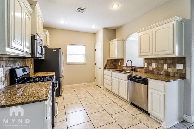 Photo - 100 NE Chicory Ln