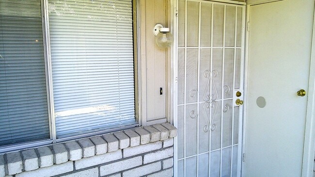 Building Photo - Adorable Single Level Eastside Duplex With Evaporative Air Located In Quiet Neighborhood