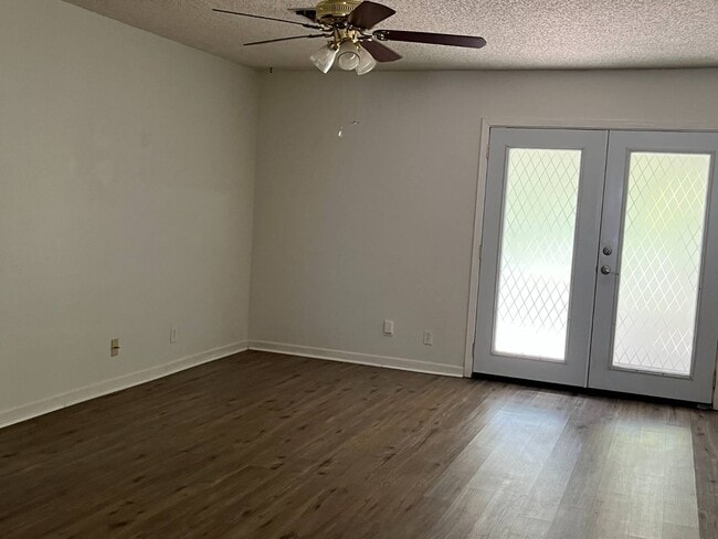 Photo - 538 Camelot Dr