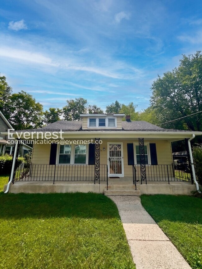 Building Photo - 2 Bed, 1 Bath Home with Off-Street Parking / Pet-Friendly / Available Now!