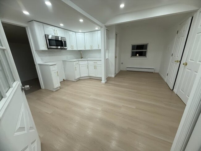 Building Photo - 14 Woodland Cir S