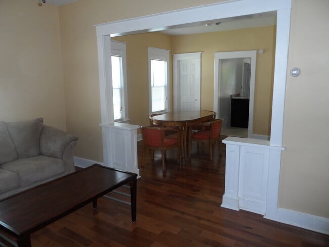 Sala de estar con vista al comedor - 48 Cleveland Ave