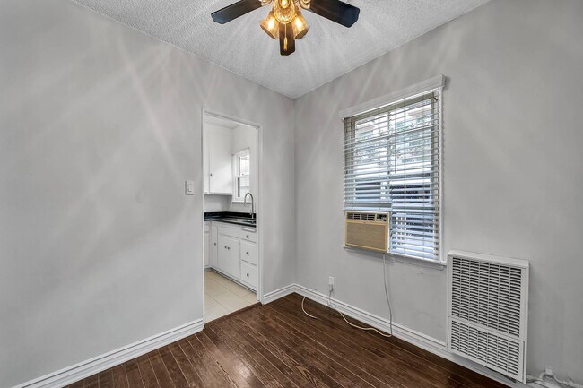 Sala de estar - 1350 N Havenhurst Dr