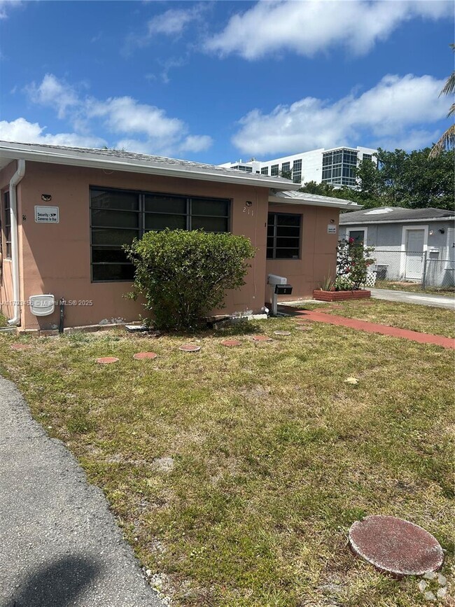 Building Photo - 211 SE 9th Ct Unit 2 Rental