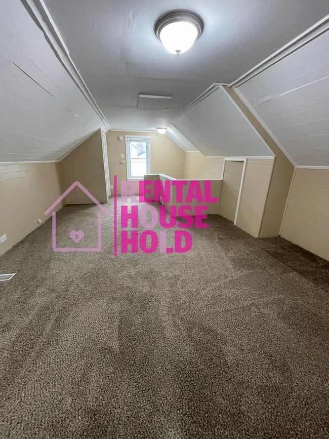 Building Photo - ~ 3 BEDROOM 1.5  BATH SINGLE FAMILY HOME~ ...