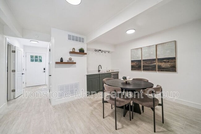 Photo - 3165 E 49th St