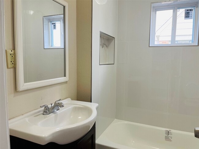 Photo - 2422 Eagle St